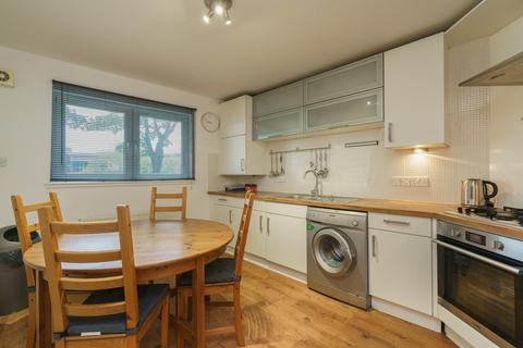 2 bedroom apartment to rent, Links Road