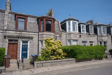 3 bedroom flat to rent, Bedford Place, Aberdeen, AB24