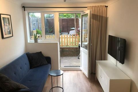 2 bedroom apartment to rent, Waterloo Road, Southampton SO15
