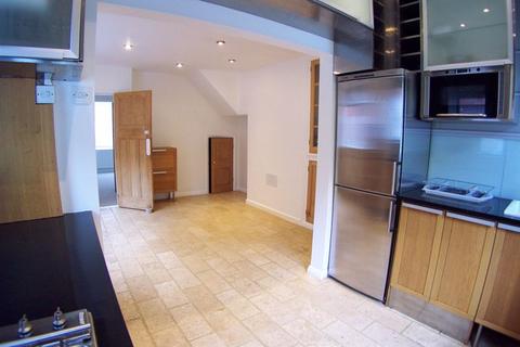 3 bedroom semi-detached house to rent, Coniston Avenue, Leeds