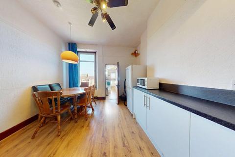 3 bedroom flat to rent, Bedford Place, Aberdeen, AB24