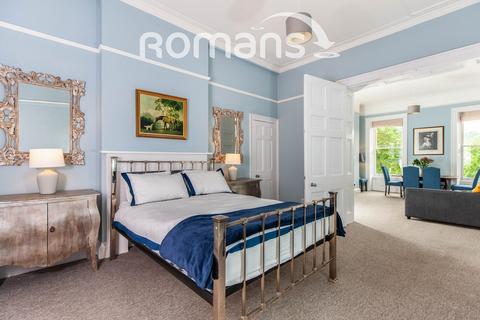 2 bedroom flat to rent, North Parade, Bath, BA2
